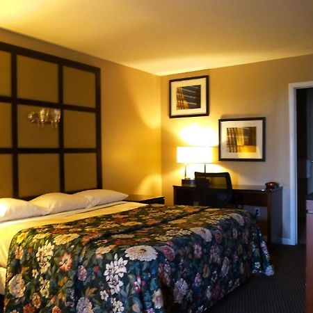 Relax Inn Watertown Вотертаун Екстер'єр фото