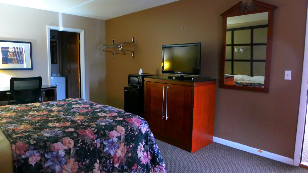 Relax Inn Watertown Вотертаун Екстер'єр фото